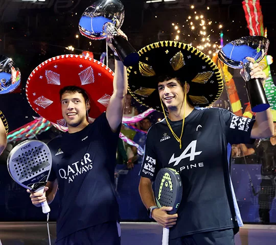 Agustín Tapia y Arturo Coello levantan la copa del Premier Padel Acapulco P1