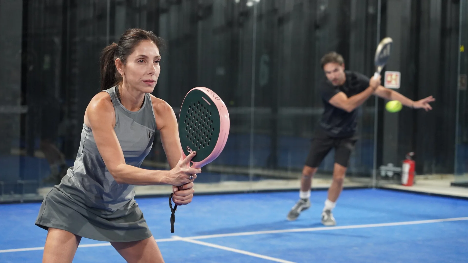 mujer jugando padel