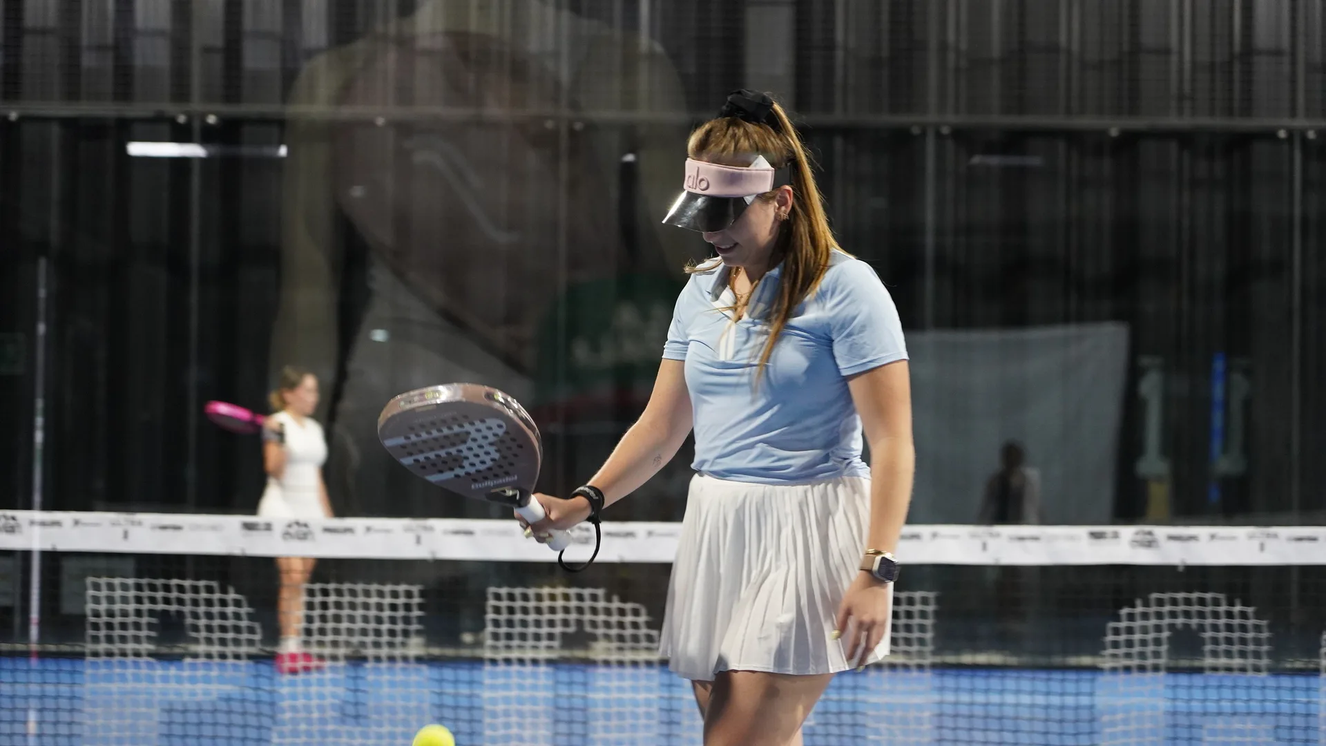 mujer jugando padel
