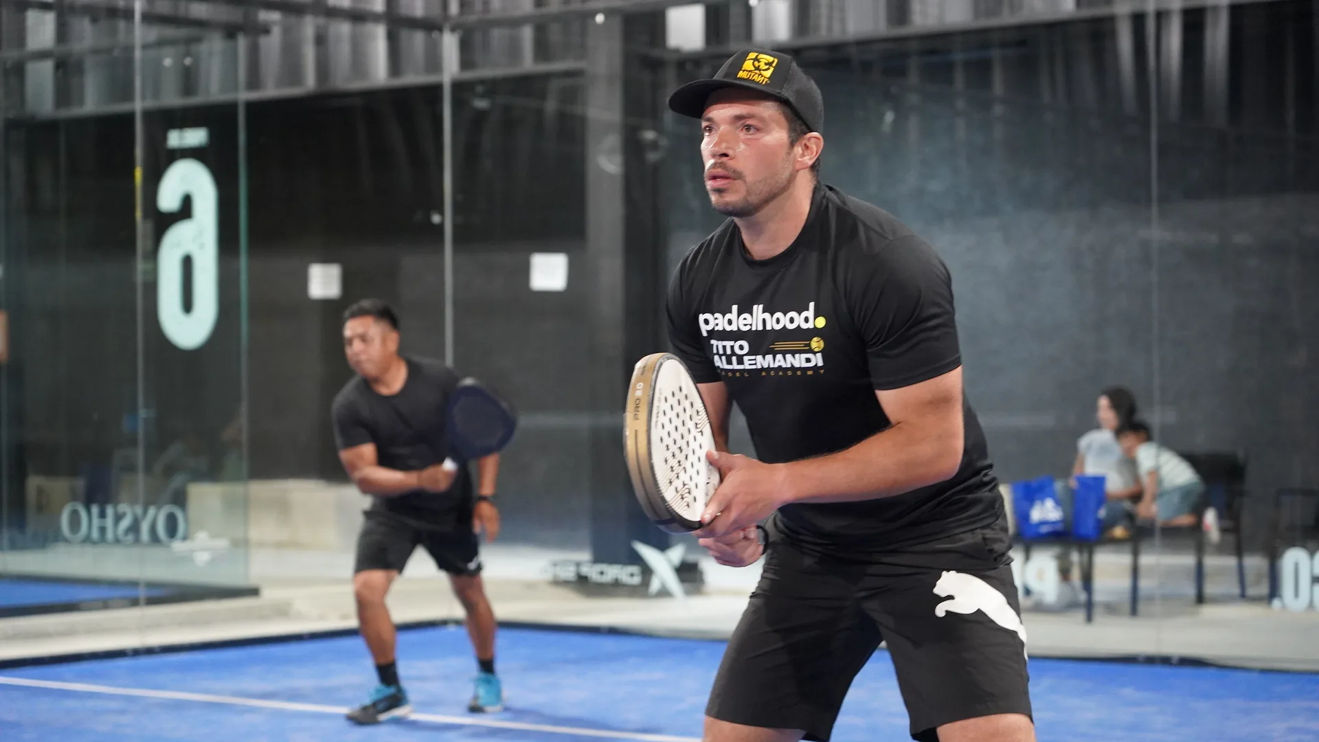 hombre jugando padel