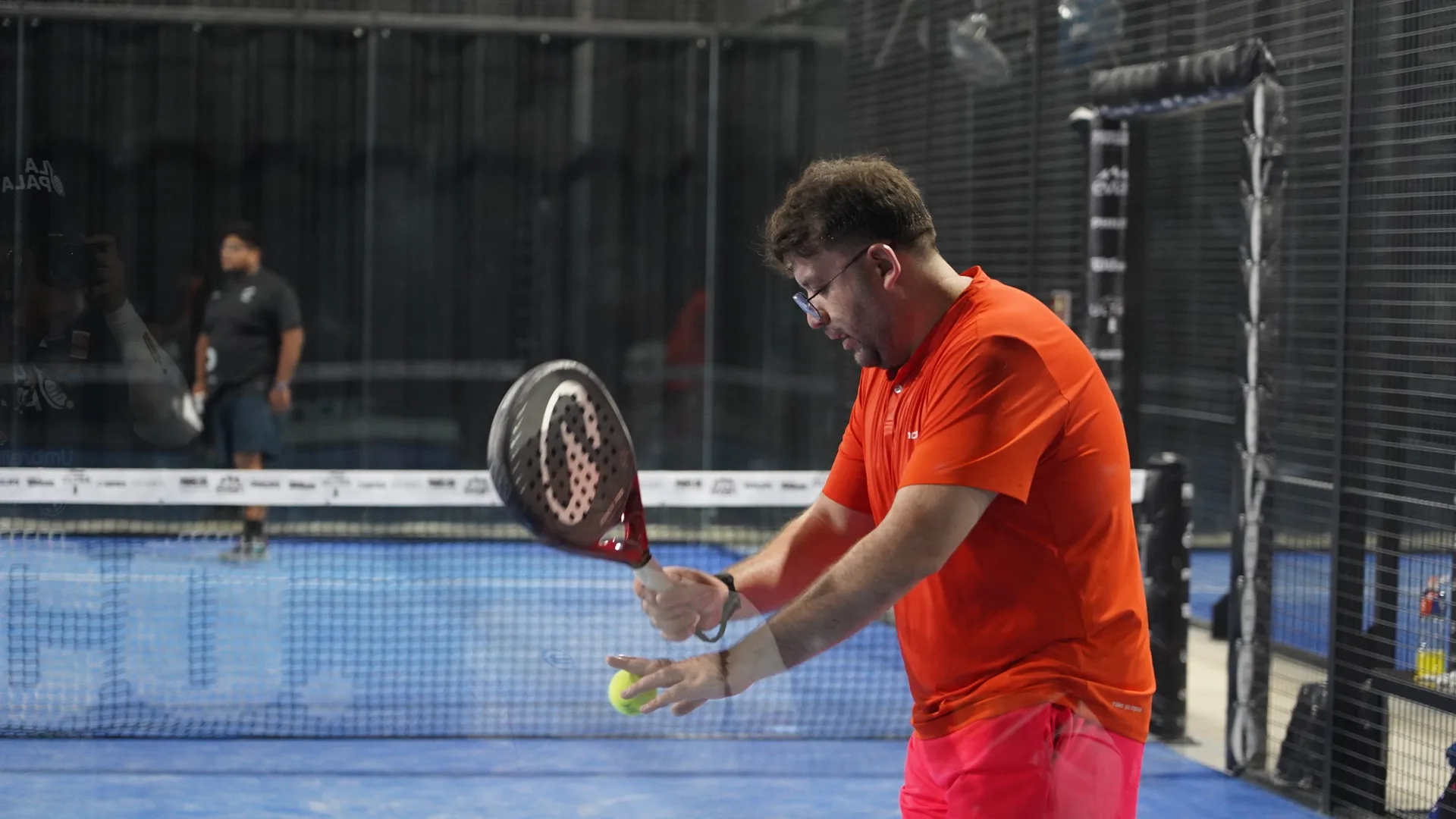 jugadore de padel pala arriba