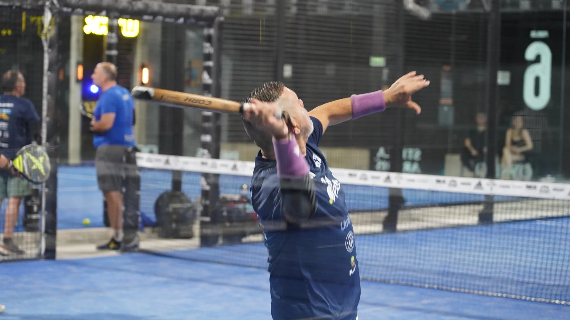 jugador de padel smash