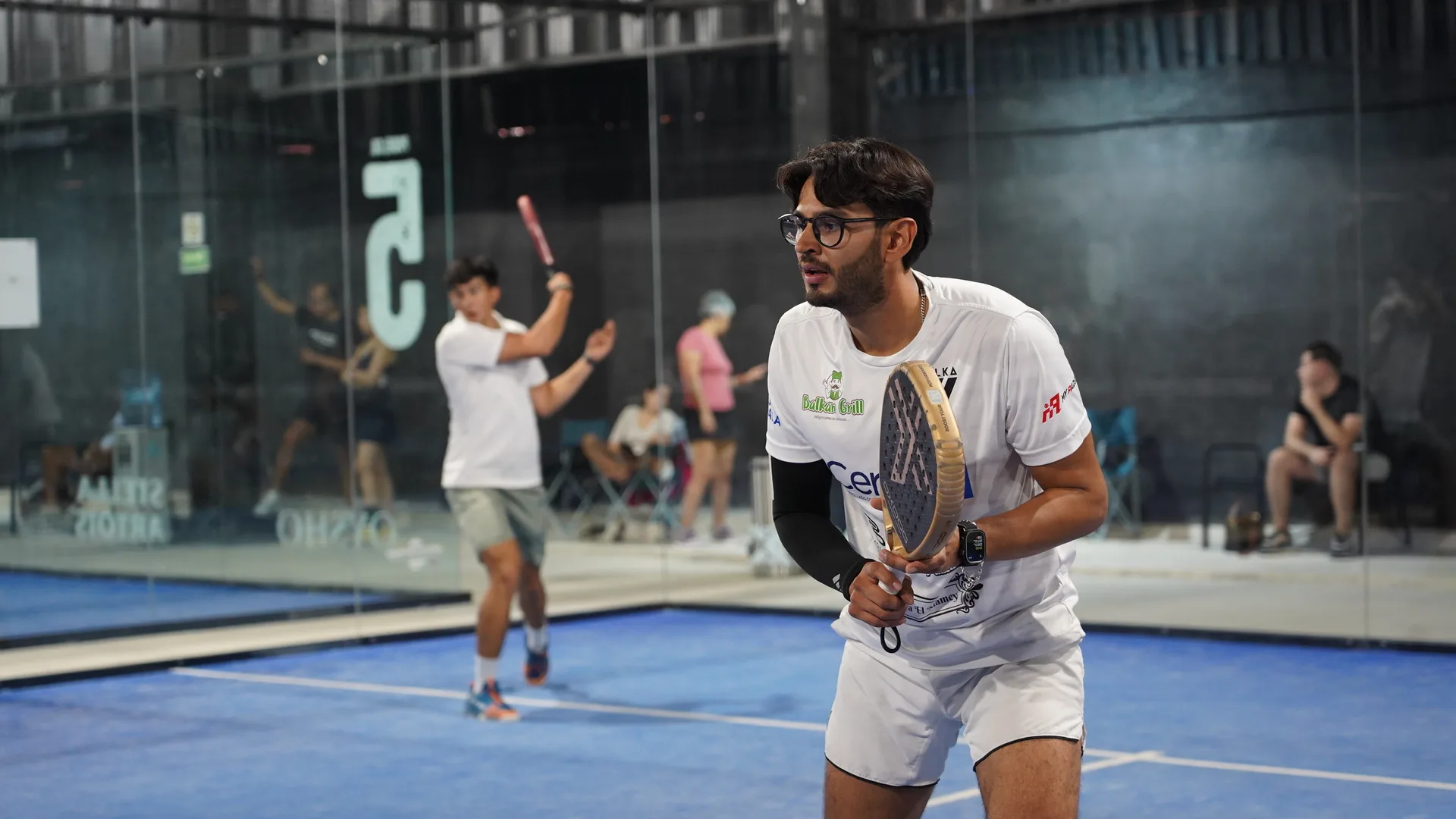 hombre jugando padel